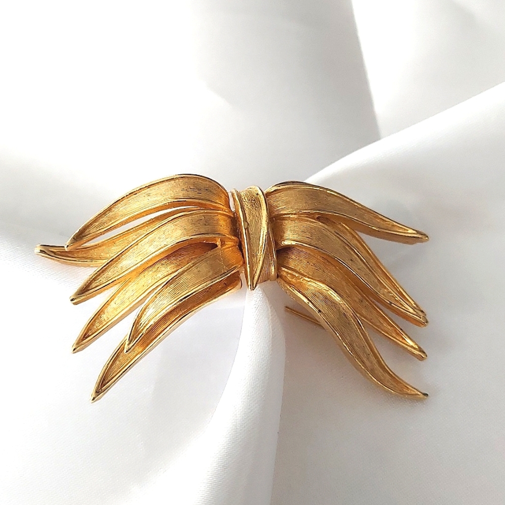 Capri‎ Brooch Goldtone Ribbon Design Vintage